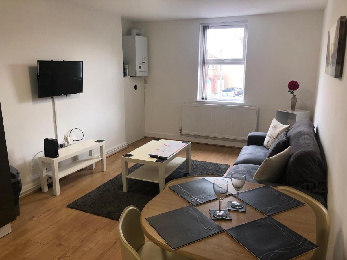 2 Bedroom Large First Floor Apartment With Free Parking Loughborough Exterior photo